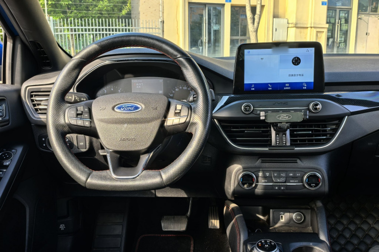 福特 福克斯 2020款 三厢 EcoBoost 180 自动ST Line中控内饰7003
