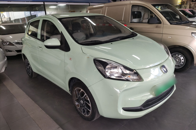 长安欧尚 奔奔E-Star 2021款 国民版 多彩款 磷酸铁锂（31.86kWh）车身外观3