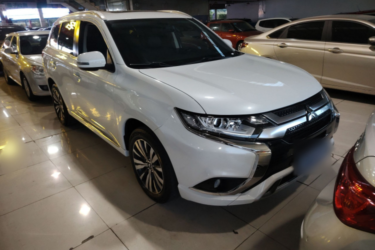 三菱 欧蓝德 2021款 改款 2.0L 两驱畅享版 5座车身外观3