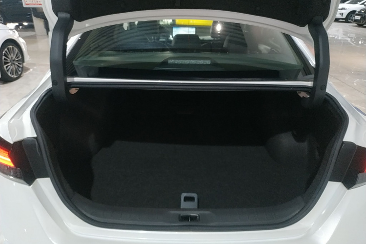 日产 天籁 2022款 2.0T XL 进享版机舱底盘23