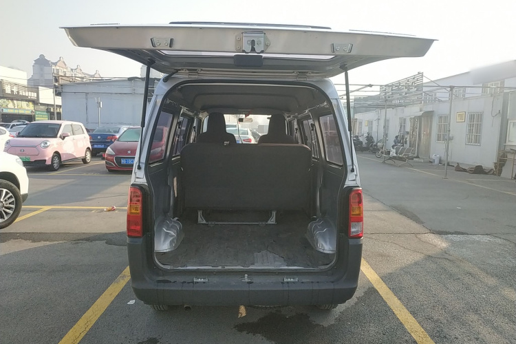 五菱汽车 五菱之光 2023款 1.5L 实用型 5/7座机舱底盘23