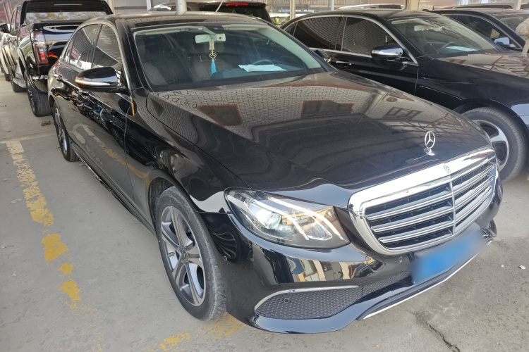 奔驰E级 2020款 改款 E 260 L 运动型车身外观3