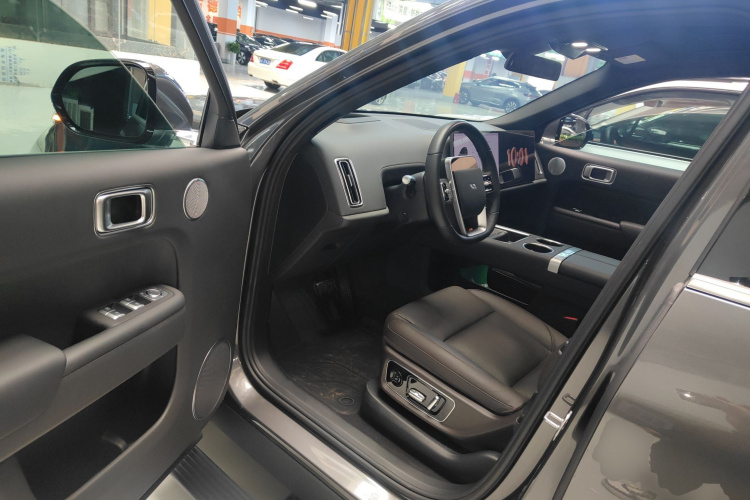 理想汽车 理想L8 2023款 Air中控内饰20