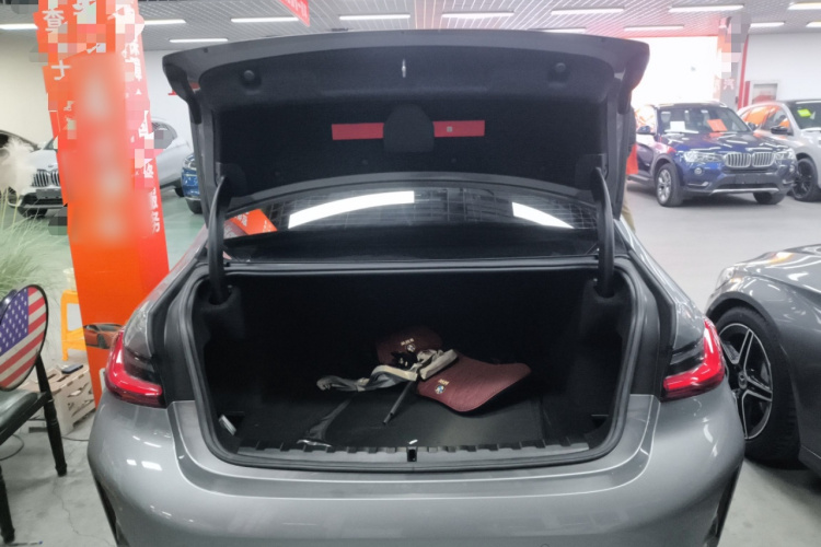 宝马3系 2024款 330i M运动曜夜套装机舱底盘23