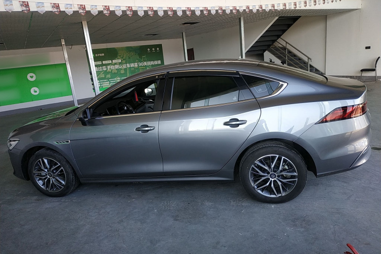 比亚迪 秦PLUS 2024款 荣耀版 EV 420KM领先型车身外观4