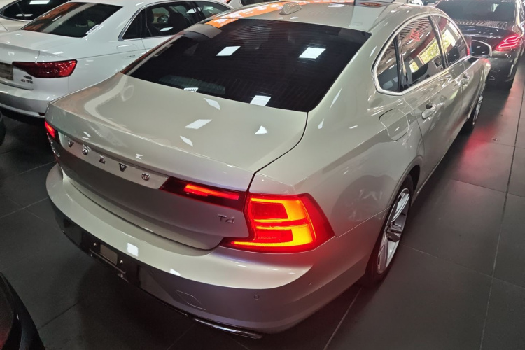 沃尔沃S90 2018款 T4 智远版车身外观7