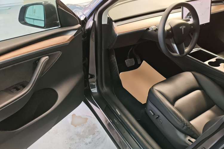 特斯拉 Model Y 2021款 长续航全轮驱动版中控内饰7003