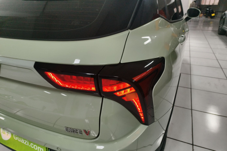 哪吒汽车 哪吒V 2022款 潮 300 Lite 三元锂车身外观9