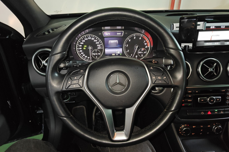 奔驰A级(进口) 2013款 A 180 时尚型局部细节13