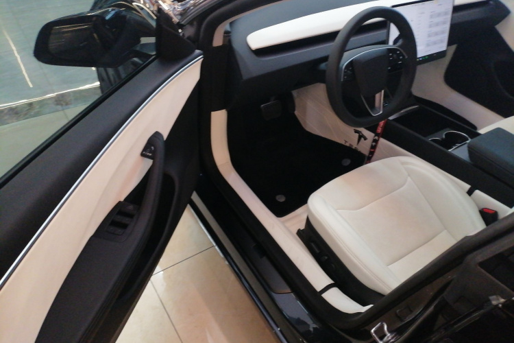 特斯拉 Model 3 2025款 后轮驱动版中控内饰20