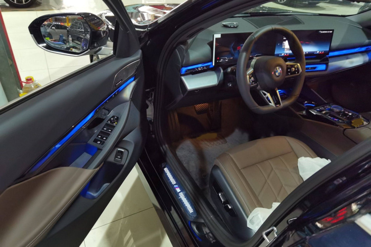 宝马5系 2024款 530Li 领先型 M运动套装中控内饰7002