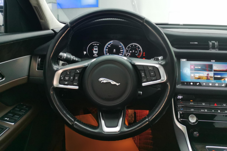 捷豹XFL 2018款 XFL 2.0T 250PS 豪华版中控内饰13