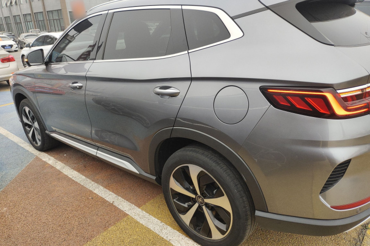 比亚迪 宋PLUS新能源 2021款 DM-i 51KM 尊荣型车身外观4