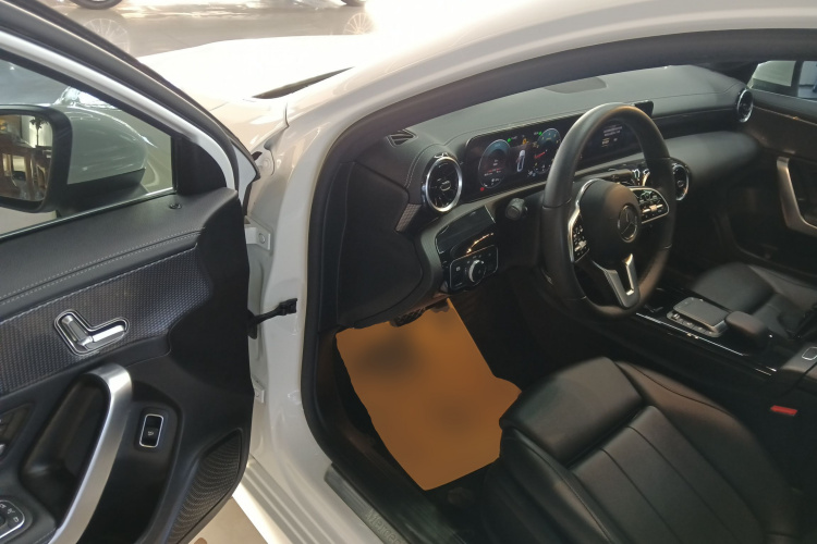 奔驰A级 2020款 改款 A 200 L 运动轿车动感型中控内饰20