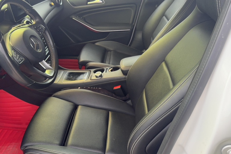 奔驰GLA 2017款 GLA 200 动感型中控内饰7001
