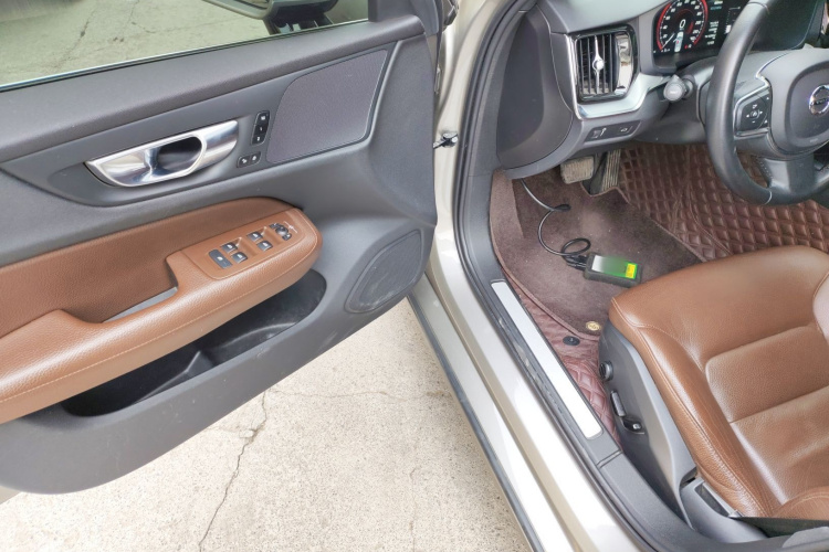 沃尔沃S60 2021款 T4 智逸豪华版中控内饰20