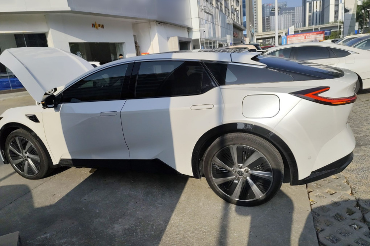 丰田bZ5 2025款 550 PRO智行版车身外观4