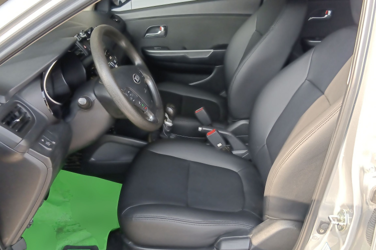 起亚K2 2015款 三厢 1.4L MT GLS中控内饰19