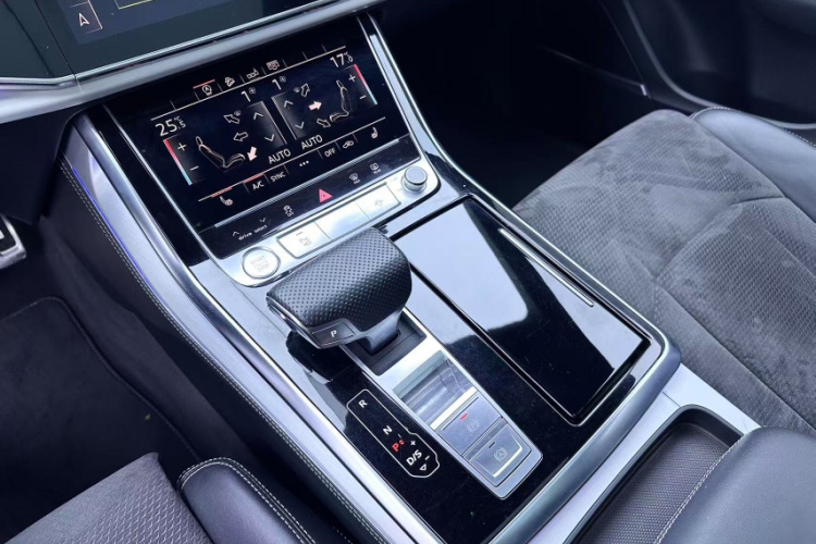 奥迪Q8 2019款 55 TFSI 臻选动感型中控内饰7011