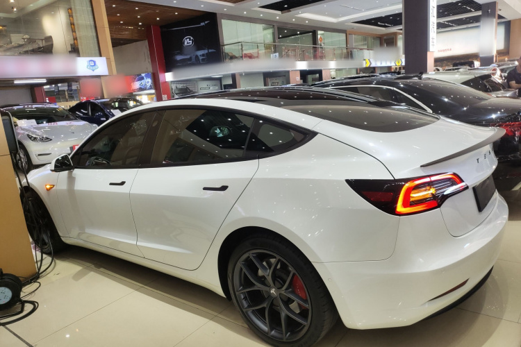 特斯拉 Model 3 2021款 Performance高性能全轮驱动版 3D6车身外观4