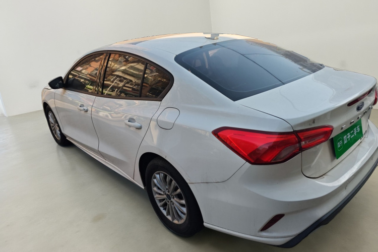 福特 福克斯 2020款 三厢 EcoBoost 180 自动锋潮型车身外观5