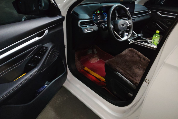 吉利汽车 帝豪 2024款 第4代 1.8L DHT醇净版中控内饰20