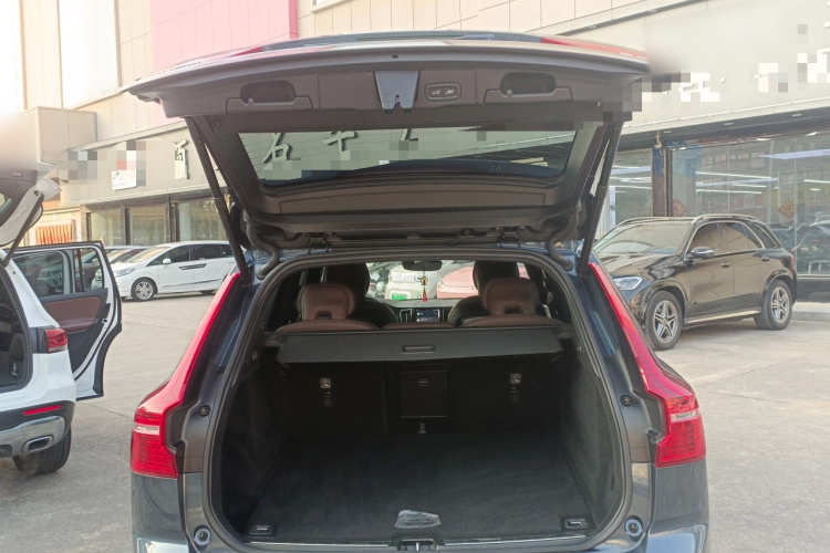 沃尔沃XC60 2023款 B5 四驱智远豪华版机舱底盘23
