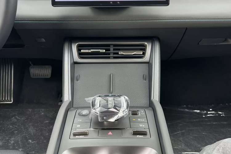 比亚迪 秦L 2025款 DM-i 智驾版 80KM领先型中控内饰7004