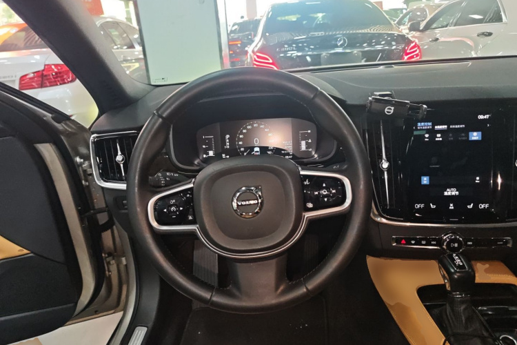 沃尔沃S90 2018款 T4 智远版中控内饰13