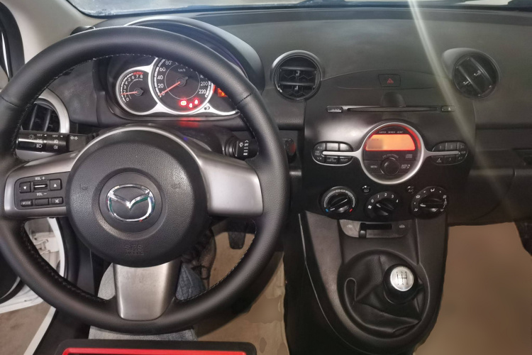 马自达2 2012款 三厢炫动 1.5L 手动时尚版中控内饰12