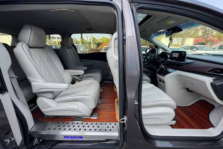 别克GL8 2022款 陆上公务舱 652T 豪华型中控内饰7003