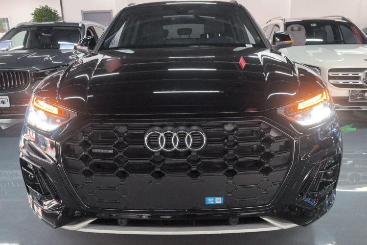 奥迪Q5L 2025款 45周年典藏版 40 TFSI 豪华动感型车身外观2