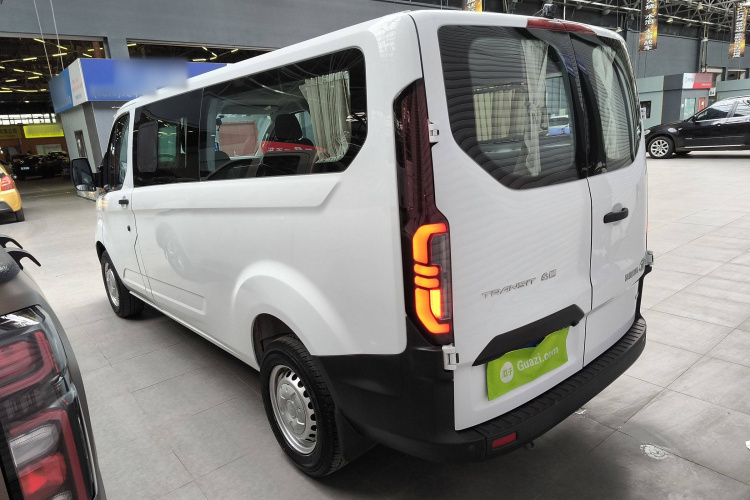 福特 全顺 2023款 2.0T汽油自动多功能商用车中轴低顶5/6座车身外观4