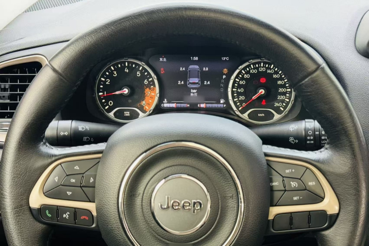 Jeep 自由侠 2016款 2.0L 自动四驱75周年致敬版中控内饰7004