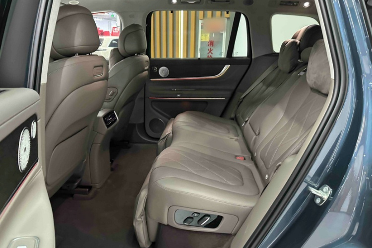 鸿蒙智行 问界M9 2024款 增程 Ultra版 52kWh 5座版中控内饰7002