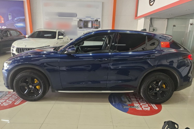 阿尔法·罗密欧 Stelvio斯坦维 2017款 2.0T 200HP 精英版车身外观4