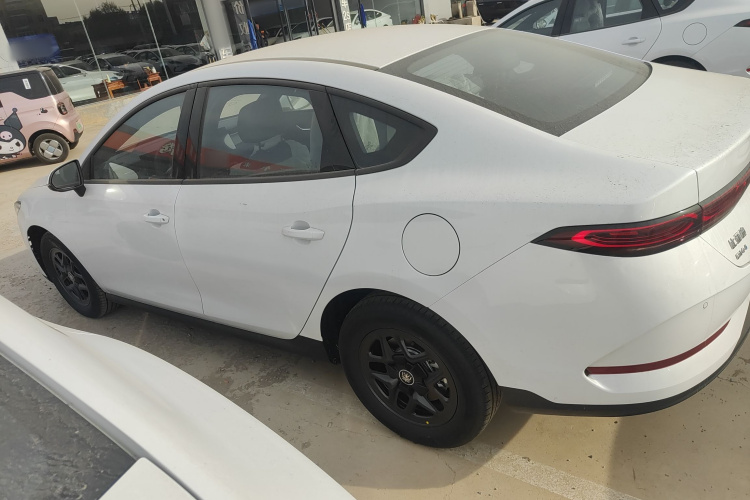 比亚迪 秦PLUS 2025款 DM-i 智驾版 55KM领先型车身外观4