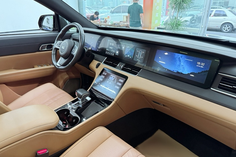 理想汽车 理想ONE 2020款 增程6座版中控内饰7012