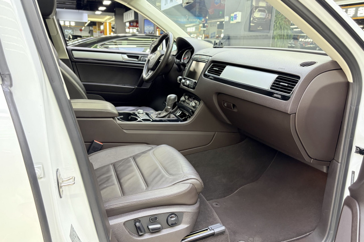 大众 途锐 2015款 3.0TSI 标配型中控内饰7010