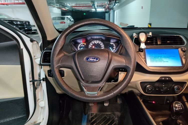 福特 福睿斯 2017款 改款 1.5L 手动舒适型中控内饰13