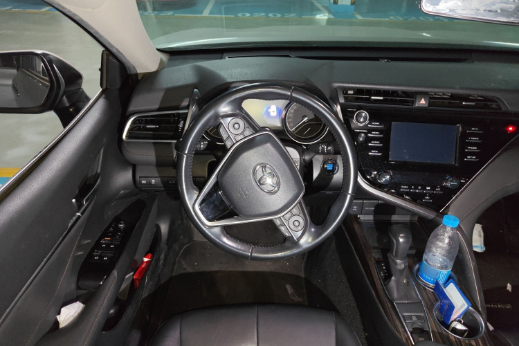 丰田 凯美瑞 2018款 2.0G 豪华版中控内饰13