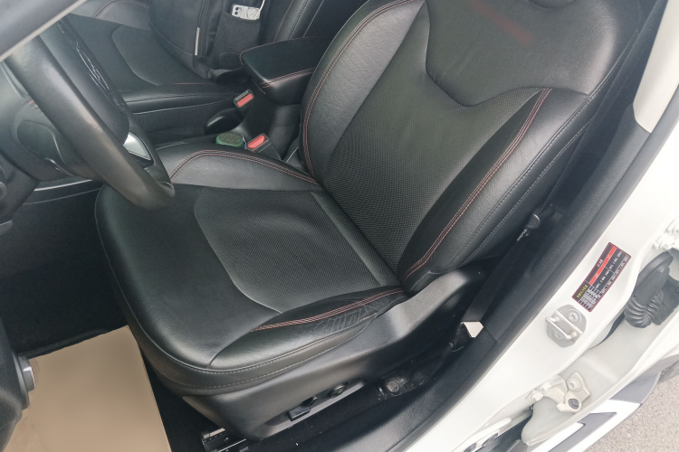 Jeep 指南者 2017款 200TS 自动高性能四驱版中控内饰19