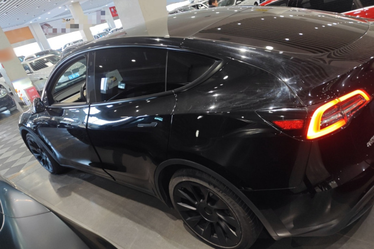 特斯拉 Model Y 2022款 改款 后轮驱动版车身外观4