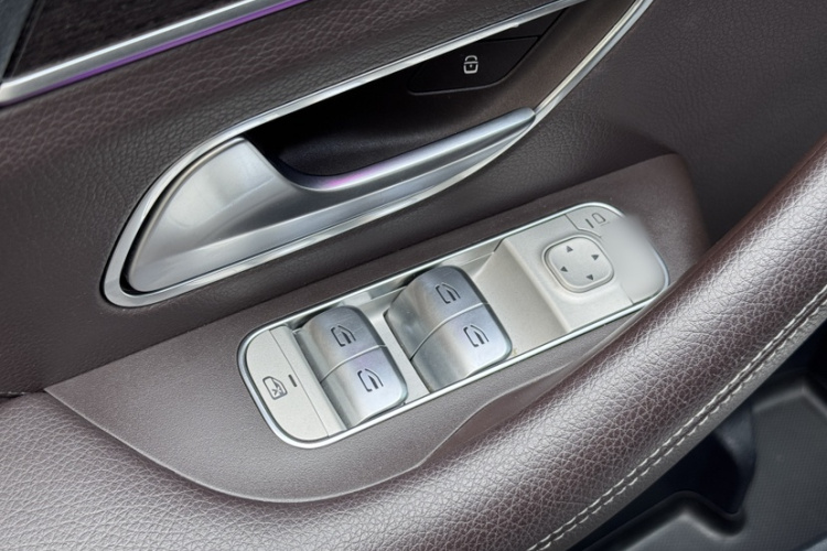 奔驰GLS 2023款 改款 GLS 450 4MATIC 时尚型中控内饰7011