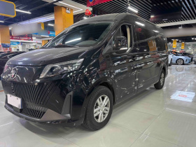 福田 2024款 图雅诺大V PRO 高级小客  2.0T手动长轴中顶 后单胎7/9座