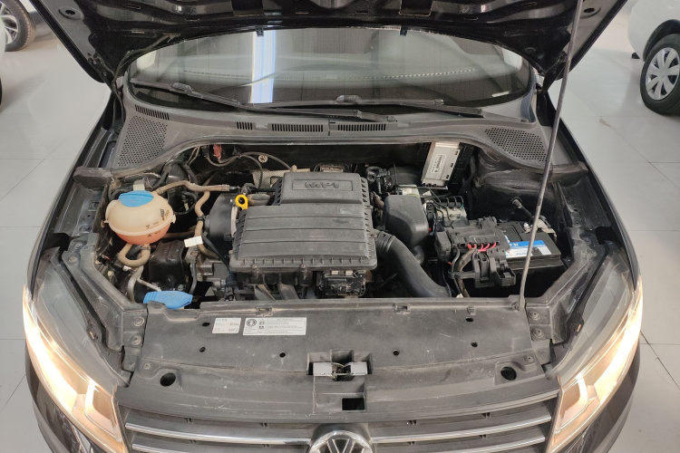 大众 桑塔纳 2018款 1.5L 手动风尚版机舱底盘24