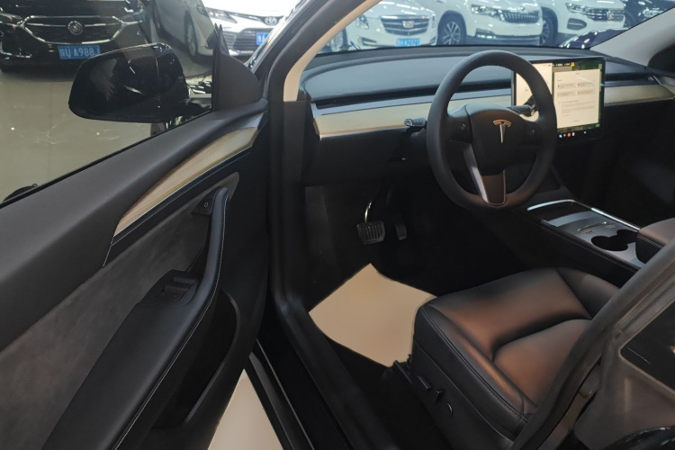 特斯拉 Model Y 2022款 改款 后轮驱动版中控内饰7003