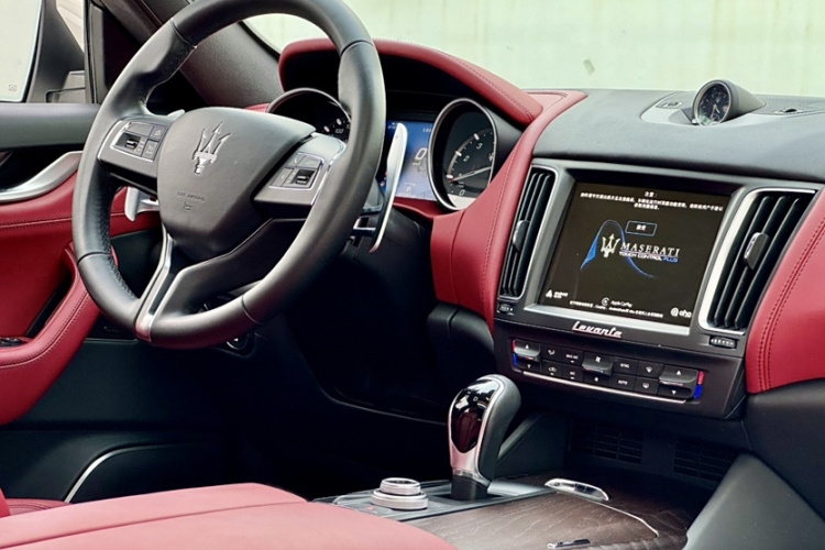 玛莎拉蒂 Levante 2018款 3.0T 豪华杰尼亚版中控内饰7009