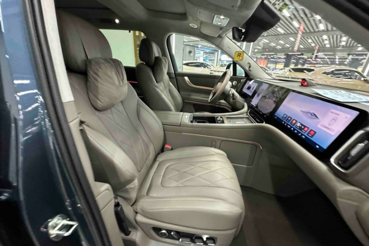 鸿蒙智行 问界M9 2024款 增程 Ultra版 52kWh 5座版中控内饰7004