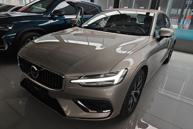 沃尔沃S60 2026款 B4 智逸豪华版车身外观1